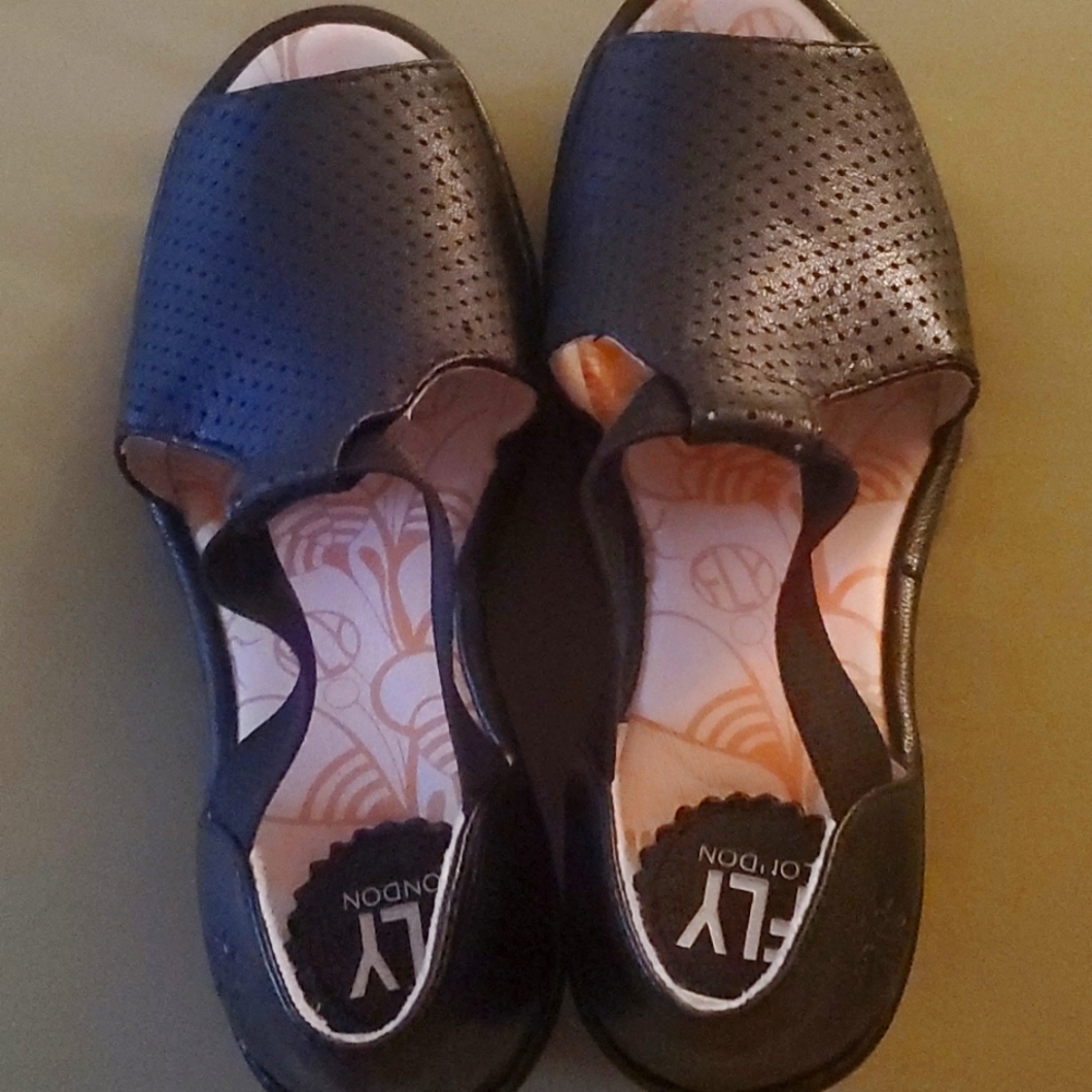 Black Fly Londin Platforms